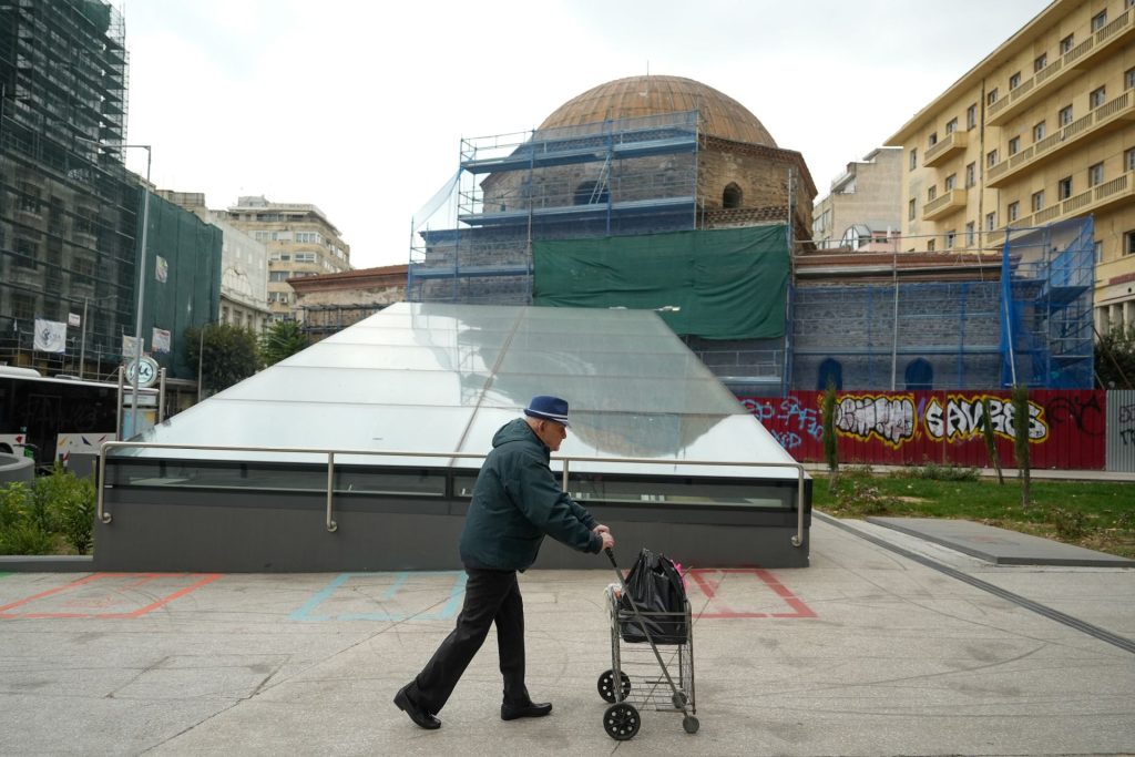 Από σήμερα στους λογαριασμούς το επίδομα των 250 ευρώ - Ποιοι το παίρνουν, ποιοι το χάνουν