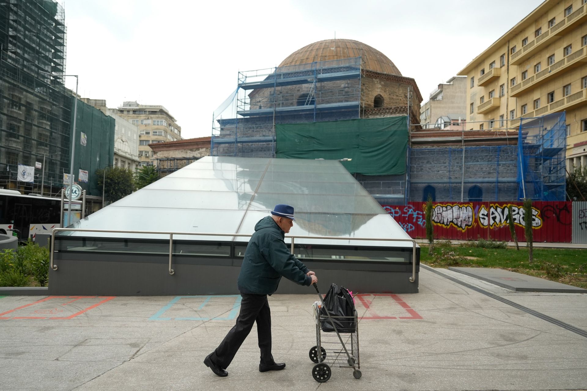 Από σήμερα στους λογαριασμούς το επίδομα των 250 ευρώ - Ποιοι το παίρνουν, ποιοι το χάνουν