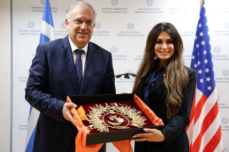 Συνάντηση Τάκη Θεοδωρικάκου με την πρέσβειρα των ΗΠΑ, Κίμπερλι Γκιλφόιλ