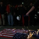 Θεσσαλονίκη: Έκαψαν σημαίες των ΗΠΑ, του Ισραήλ και του ΝΑΤΟ μετά την πορεία