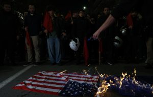 Θεσσαλονίκη: Έκαψαν σημαίες των ΗΠΑ, του Ισραήλ και του ΝΑΤΟ μετά την πορεία