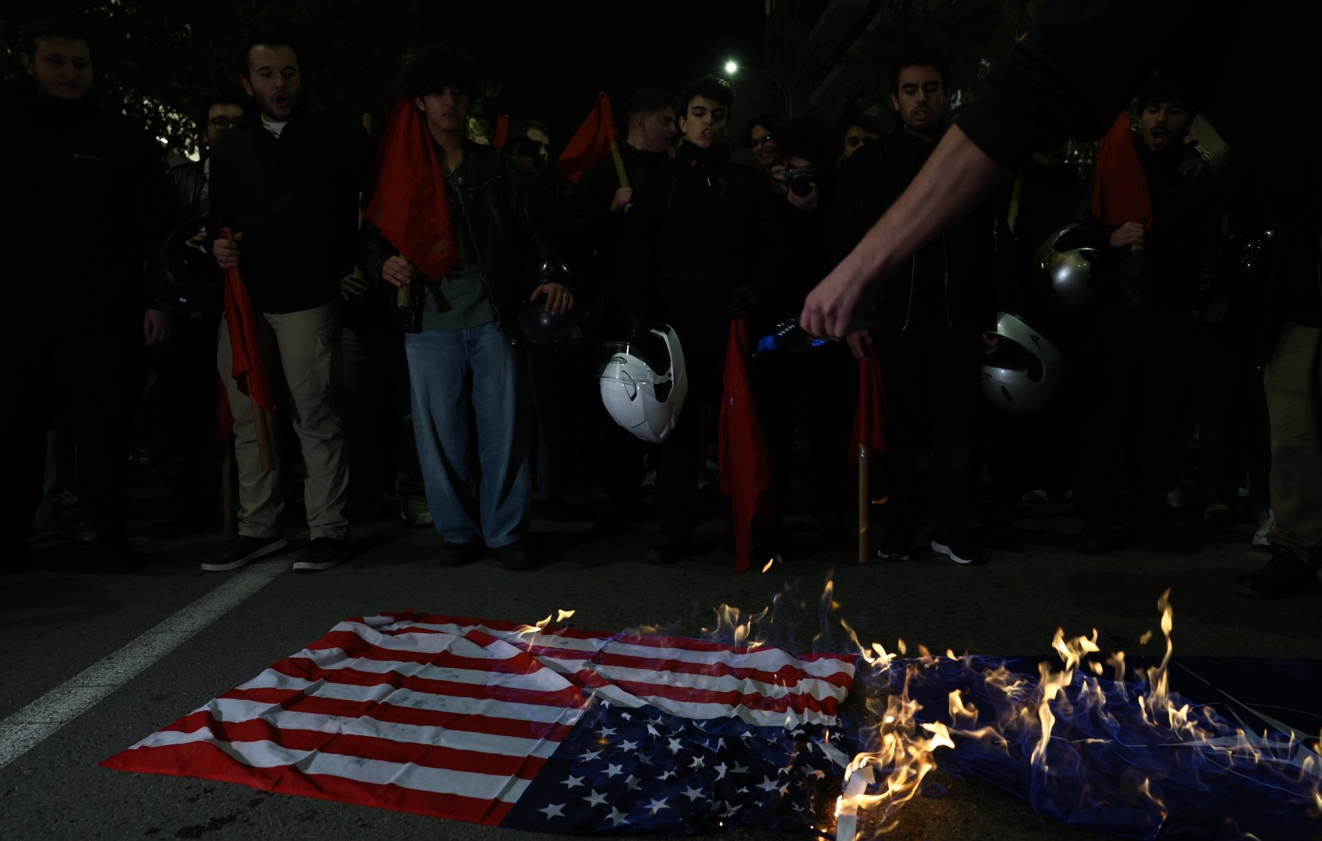 Θεσσαλονίκη: Έκαψαν σημαίες των ΗΠΑ, του Ισραήλ και του ΝΑΤΟ μετά την πορεία
