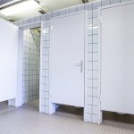 Κακουργηματική δίωξη σε υπάλληλο εταιρείας, ο οποίος βιντεοσκοπούσε παράνομα 68χρονη στην τουαλέτα