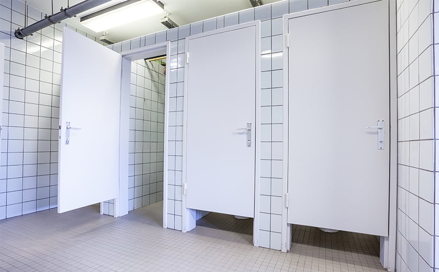 Κακουργηματική δίωξη σε υπάλληλο εταιρείας, ο οποίος βιντεοσκοπούσε παράνομα 68χρονη στην τουαλέτα