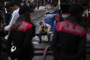 Συλλήψεις 11 ατόμων στην Κωνσταντινούπολη για τον θάνατο μίας μητέρας και των δύο παιδιών της από δηλητηρίαση