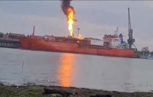 Ρωσική επίθεση κατά τουρκικού δεξαμενόπλοιου που μετέφερε υγραέριο σε λιμάνι της Οδησσού – Δείτε βίντεο