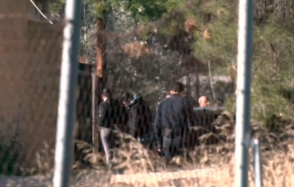 Οικογενειακή τραγωδία στη Νέα Πέραμο: Οι καβγάδες ήταν συχνοί ανάμεσα στα δύο αδέρφια, λένε οι γείτονες – Το θύμα φοβόταν για τη ζωή του