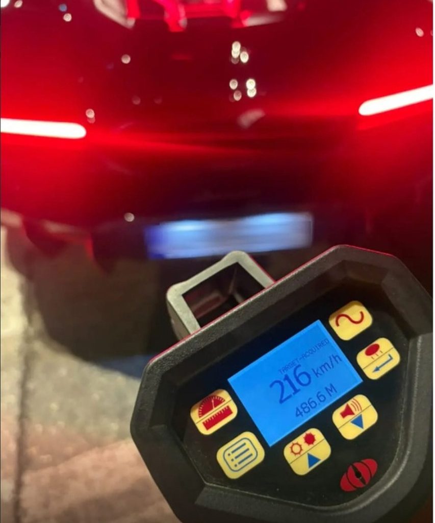 «Τσάκωσαν« γνωστό επιχειρηματία - «Έτρεχε» με 216χλμ στη Βουλιαγμένης