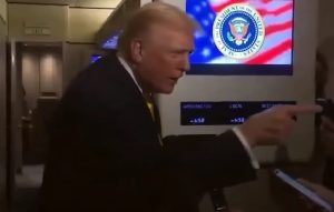 Δημοσιογράφοι… εκνεύρισαν τον Τραμπ: «Σιωπή γουρούνα!» στη μια, «είσαστε φρικτή δημοσιογράφος» στην άλλη