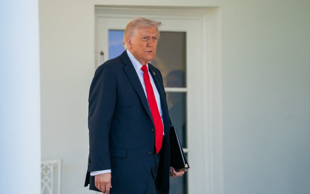 Axios: Ο Τραμπ σχεδιάζει απευθείας συνομιλίες με τον Μαδούρο