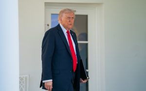 Axios: Ο Τραμπ σχεδιάζει απευθείας συνομιλίες με τον Μαδούρο