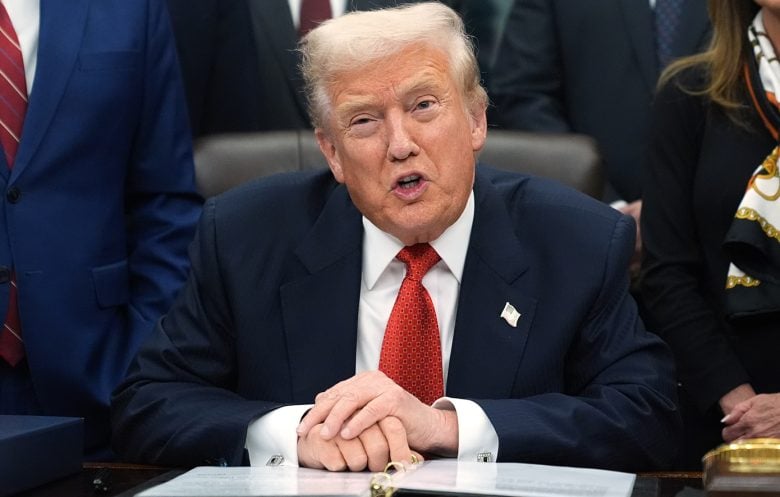 Ο Ντόναλντ Τραμπ υπέγραψε τη συμφωνία για να μπει τέλος στο μεγαλύτερο shutdown στην ιστορία των ΗΠΑ