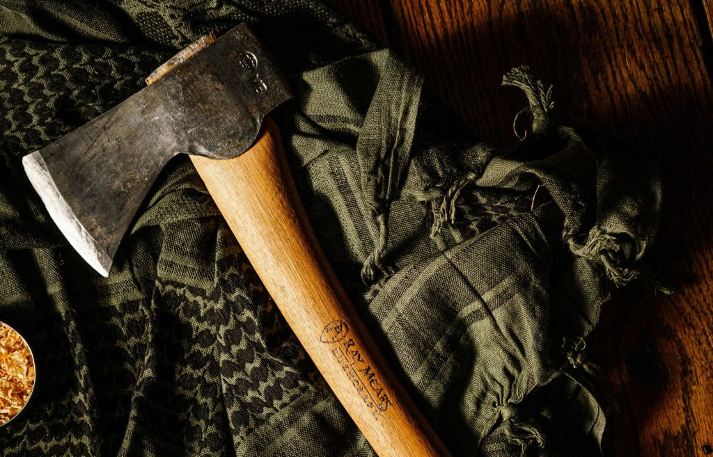 Λάρισα: Χειροπέδες σε άνδρα που απειλούσε γυναίκα με τσεκούρι μπροστά στα παιδιά της