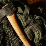 Λάρισα: Χειροπέδες σε άνδρα που απειλούσε γυναίκα με τσεκούρι μπροστά στα παιδιά της