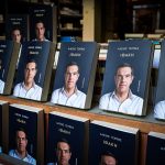 Πολίτης ταξίδεψε από τα Τρίκαλα για να αγοράσει το βιβλίο Τσίπρα