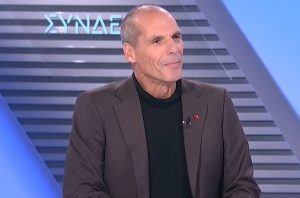 Βαρουφάκης: Ο Τσίπρας θέλει να παρουσιάσει την ενοχή του ως αφέλεια