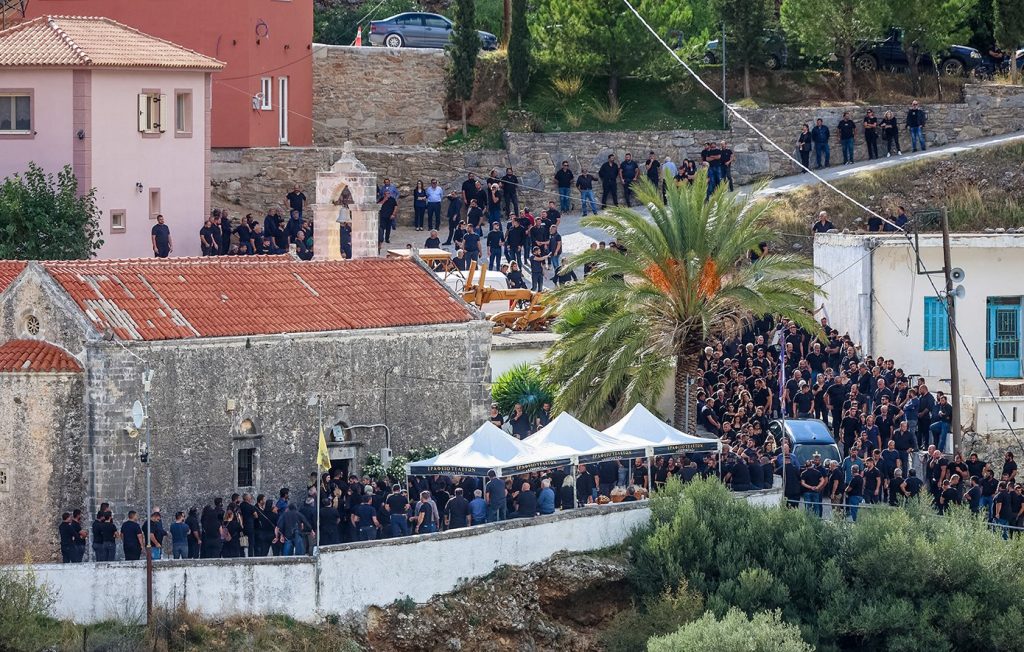 «Εγώ βρήκα την αδερφή μου πεσμένη στον δρόμο», συγκλονίζει ο αδερφός της 56χρονης που σκοτώθηκε στα Βορίζια