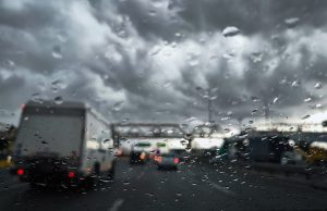 Νοτιάδες και έντονες βροχοπτώσεις εν αναμονή της ψυχρής εισβολής