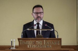 Αντίθετος σε μείωση των επιτοκίων το Δεκέμβριο ο Στουρνάρας