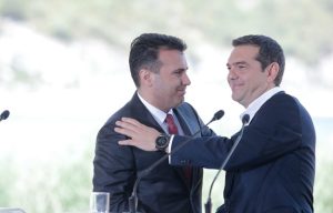 Τι αποκαλύπτει ο Αλέξης Τσίπρας για τη Συμφωνία των Πρεσπών στο βιβλίο του: «Δηλαδή, θα πέσει η κυβέρνηση για ένα κ…όνομα;»