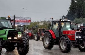 Στα μπλόκα οι αγρότες με αντίξοες καιρικές συνθήκες
