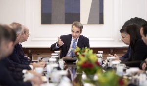 Μητσοτάκης μόνος ψάχνει μπας και βρει άκρη γιατί μένουν απλήρωτοι αγρότες