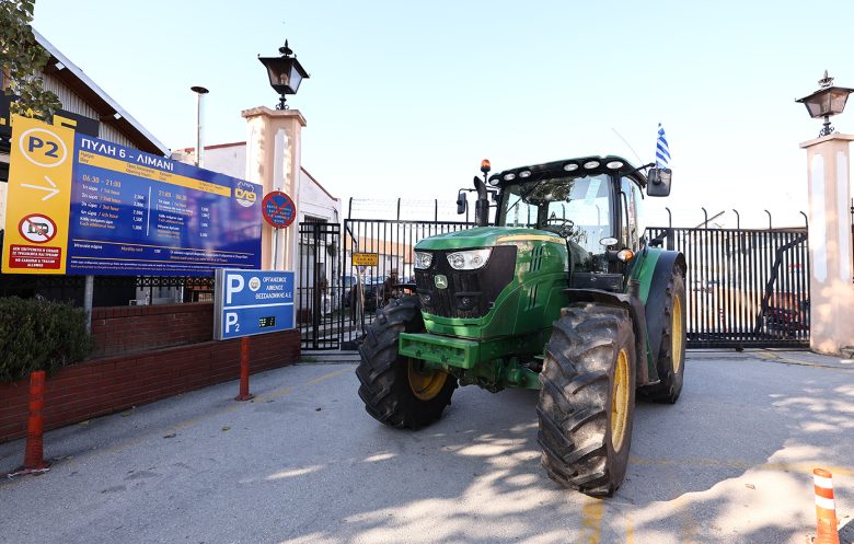 Απόβαση αγροτών με τρακτέρ και συμβολικός αποκλεισμός του λιμανιού στη Θεσσαλονίκη – Δείτε εικόνες και βίντεο