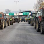 Αγρότες: Ανοίγουν διόδια, μοιράζουν προϊόντα και μένουν στα μπλόκα ανυποχώρητοι