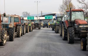 Αγρότες: Ανοίγουν διόδια, μοιράζουν προϊόντα και μένουν στα μπλόκα ανυποχώρητοι