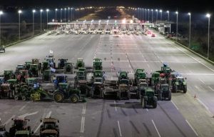 Παραμένουν στα μπλόκα οι αγρότες και σκληραίνουν την στάση τους