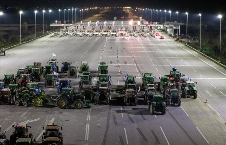 Παραμένουν στα μπλόκα οι αγρότες και σκληραίνουν την στάση τους