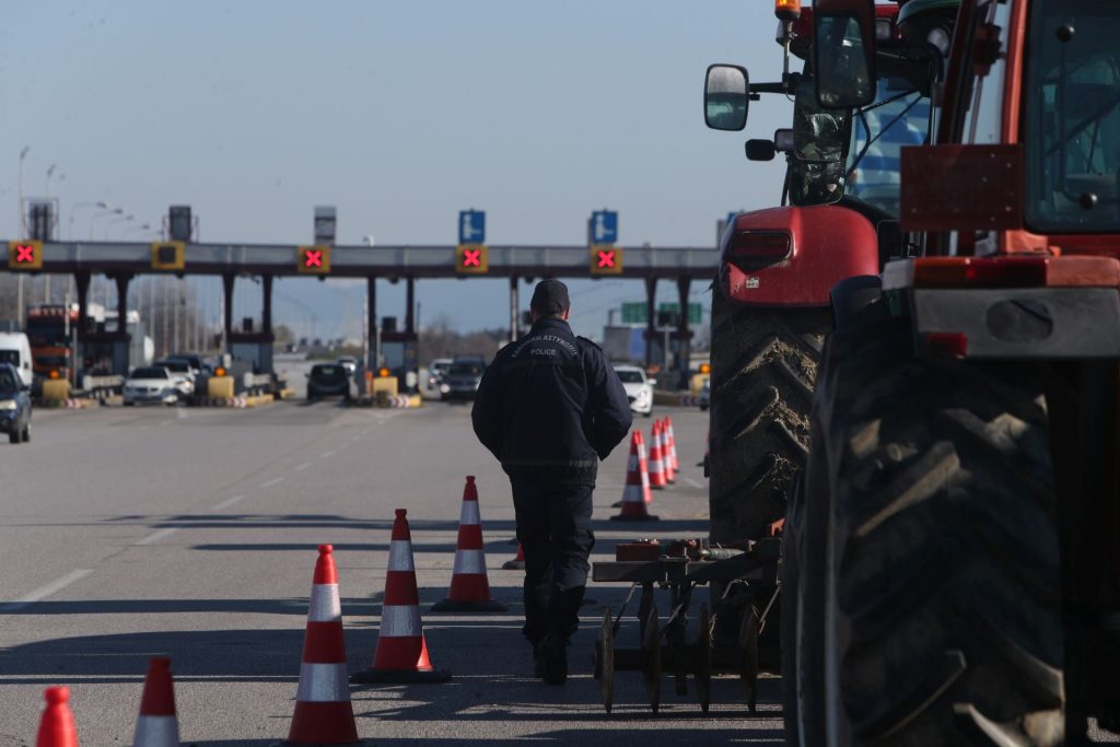 Στα μπλόκα και την Πρωτοχρονιά οι αγρότες - Κλείνουν δρόμοι, τελωνεία και κόμβοι