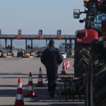 Στα μπλόκα και την Πρωτοχρονιά οι αγρότες - Κλείνουν δρόμοι, τελωνεία και κόμβοι