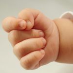 Τραγωδία στην Αθήνα: Βρέφος 5 μηνών άφησε την τελευταία του πνοή ενώ κοιμόταν με τους γονείς του