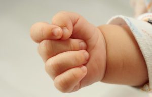 Τραγωδία στην Αθήνα: Βρέφος 5 μηνών άφησε την τελευταία του πνοή ενώ κοιμόταν με τους γονείς του