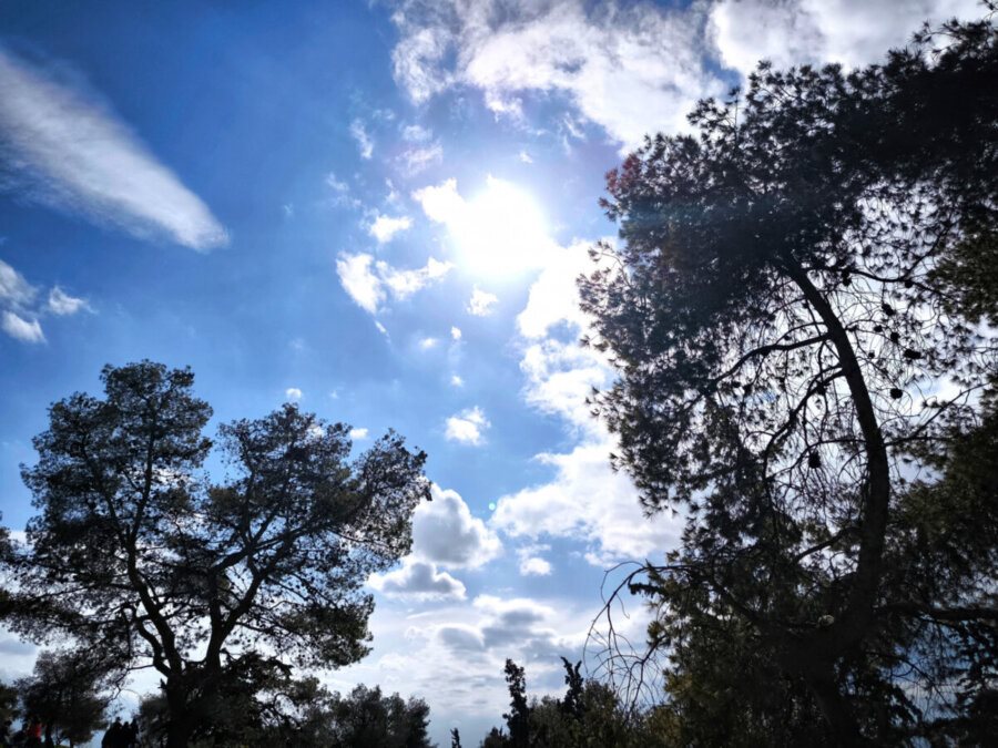 Στις περισσότερες περιοχές αίθριος καιρός με σταθερή θερμοκρασία