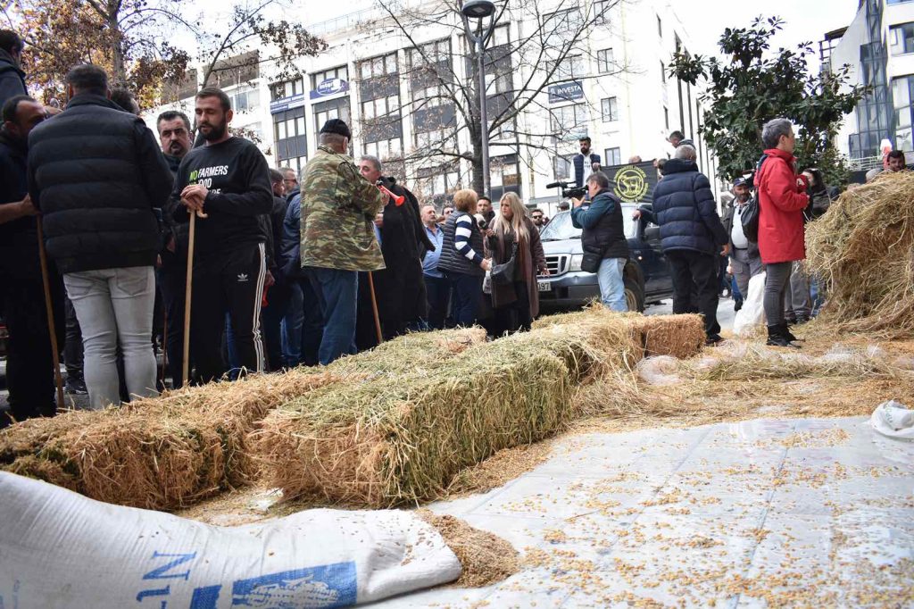 Γάλατα και ζωοτροφές χύθηκαν συμβολικά στο κέντρο της Λάρισας