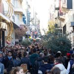 Ανοιχτά τα καταστήματα την Κυριακή – Δείτε το εορταστικό ωράριο