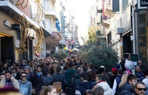 Ανοιχτά τα καταστήματα την Κυριακή – Δείτε το εορταστικό ωράριο