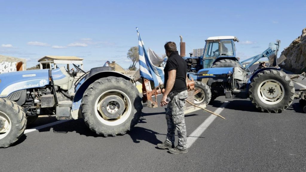 Κρήτη: Κάλεσμα αγροτών για μπλόκα σε αεροδρόμια και λιμάνια του νησιού - Αποφασίζουν τη Δευτέρα