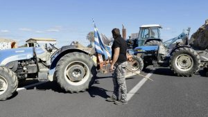 Κρήτη: Κάλεσμα αγροτών για μπλόκα σε αεροδρόμια και λιμάνια του νησιού - Αποφασίζουν τη Δευτέρα