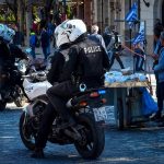 Χειροπέδες σε 59χρονο που απείλησε οδηγό με τσεκούρι στην Αργυρούπολη