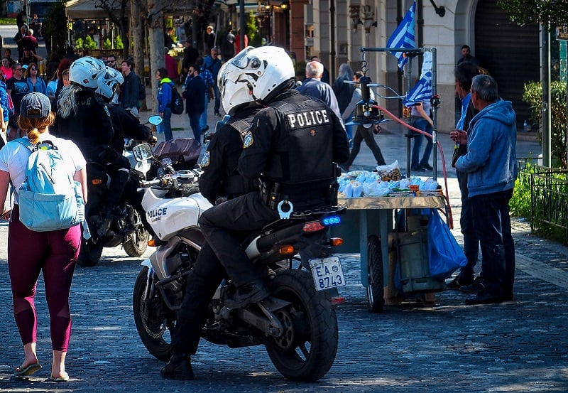 Χειροπέδες σε 59χρονο που απείλησε οδηγό με τσεκούρι στην Αργυρούπολη