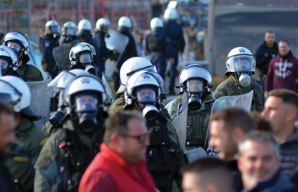 Μετά το ξύλο, συντεταγμένα στο διάλογο