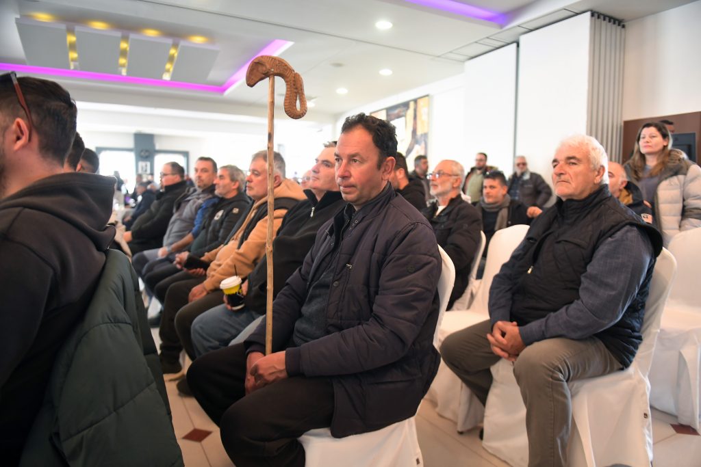 Σε εξέλιξη η κρίσιμη συνεδρίαση των αγροτών για το μέλλον των μπλόκων