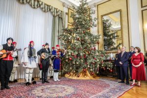 Κάλαντα από γωνιές της Ελλάδας στο Προεδρικό Μέγαρο