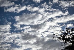 Αραιές νεφώσεις, σταθερή η θερμοκρασία σε κανονικά επίπεδα για την εποχή