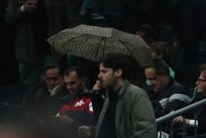 Με ομπρέλες οπαδοί του Παναθηναϊκού στο ΟΑΚΑ