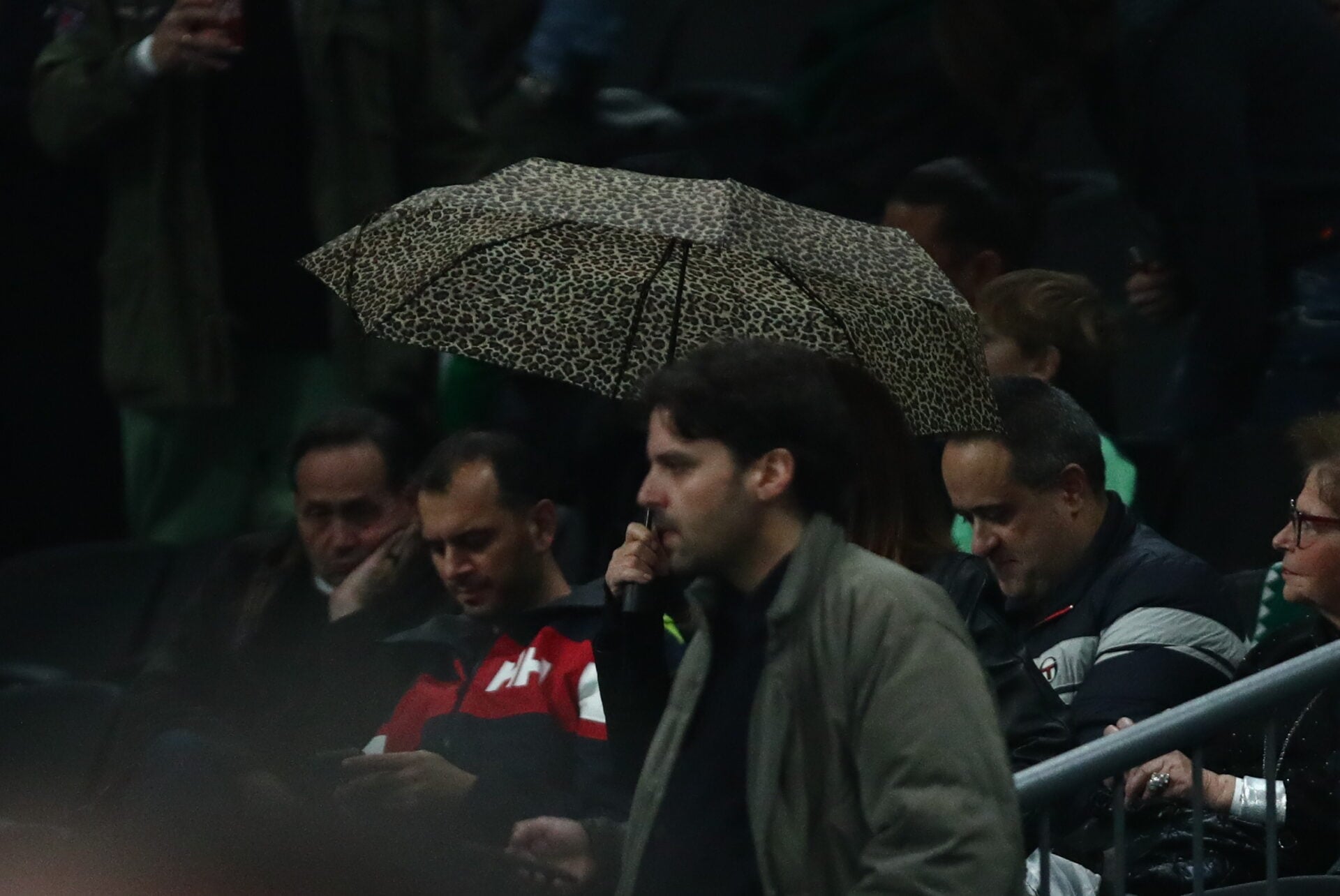 Με ομπρέλες οπαδοί του Παναθηναϊκού στο ΟΑΚΑ