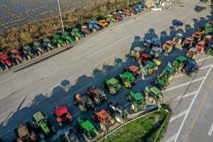 Δείγματα κυβερνητικού διαλόγου μετά την αποφασιστικότητα των αγροτών και την ευρεία συμπαράσταση που συναντούν